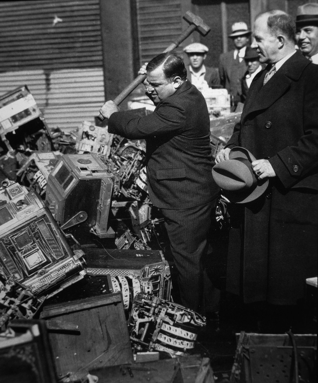 Fiorello La Guardia (1882-1947) rozbija skonfiskowane automaty do gier autorstwa American Photographer