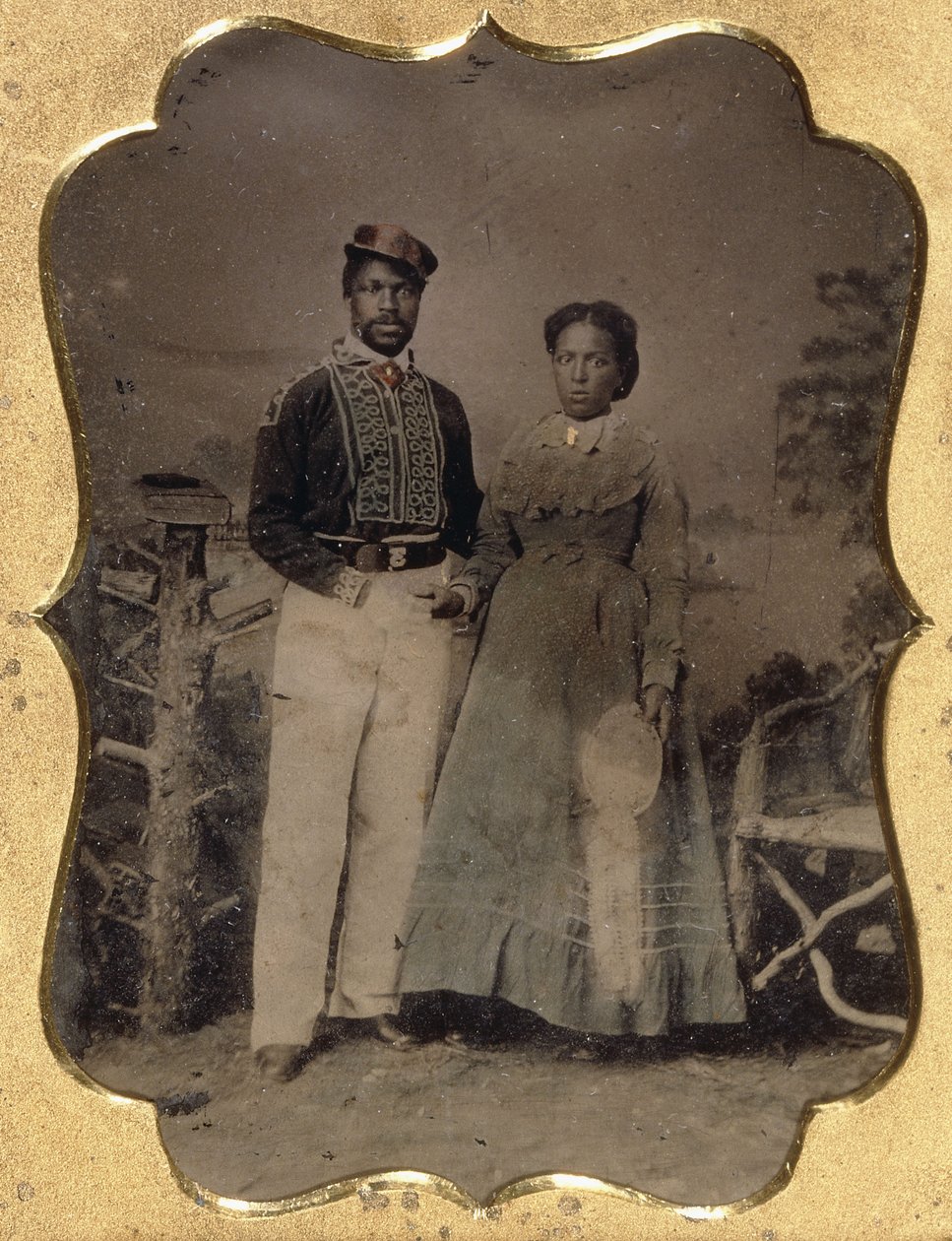 Strażak z panną młodą, ok. 1860 (blaszany ćwierćtalerz, ręcznie barwiony ze złoconymi refleksami, skóra) autorstwa American Photographer