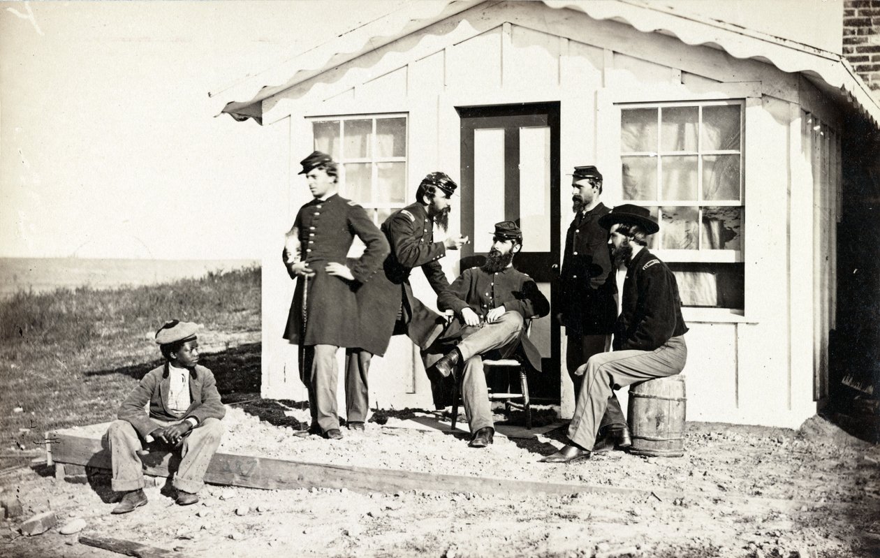 Pięciu żołnierzy z wojny secesyjnej zebrało się na brudnej werandzie przed domem, afroamerykańska młodzież siedziała obok nich, 1861-65 autorstwa American Photographer