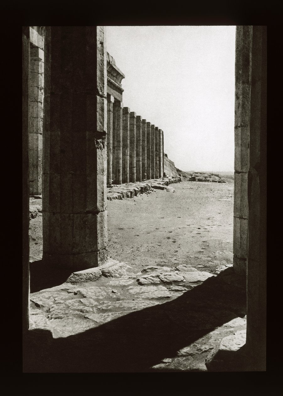 Dziedziniec świątyni Hatszepsut, Deir El-Bahri (zjeżdżalnia z latarnią) autorstwa American Photographer