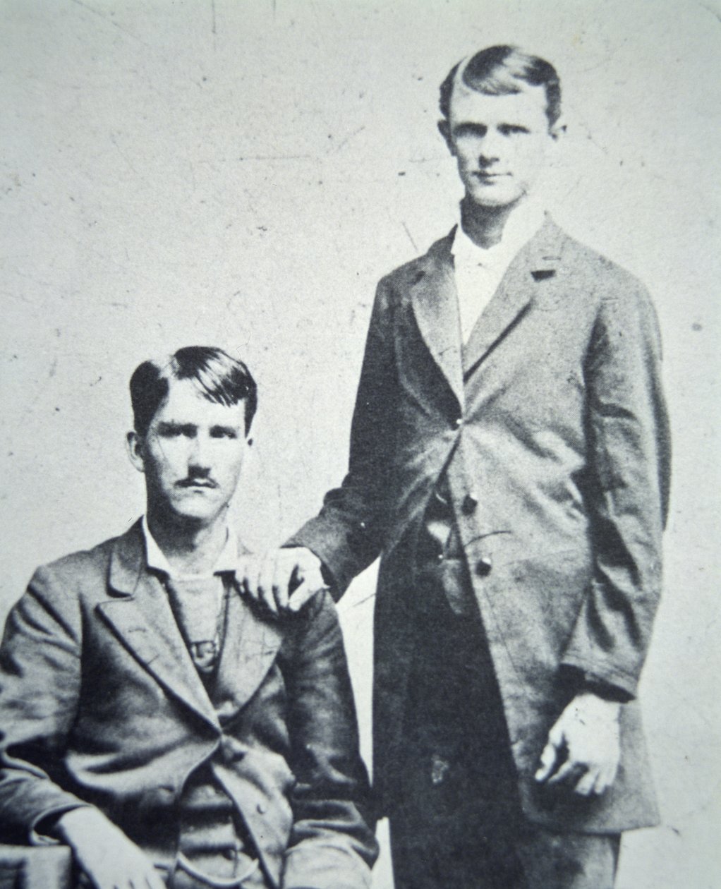 Frank (1843-1915) i Jesse James (1847-82) ok. 1870 (zdjęcie czarno-białe) autorstwa American Photographer