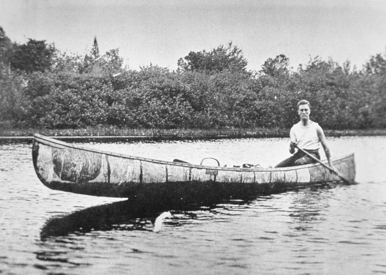 Franklin D. Roosevelt (1882-1945) wiosłujący w brzozowym kajaku na wyspie Campobello w Nowym Brunszwiku autorstwa American Photographer