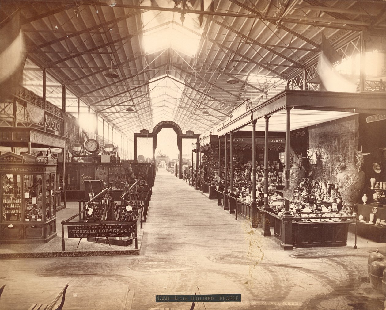 Sekcja Francuska, Gmach Główny, Międzynarodowa Wystawa Stulecia, Filadelfia, 1876 autorstwa American Photographer