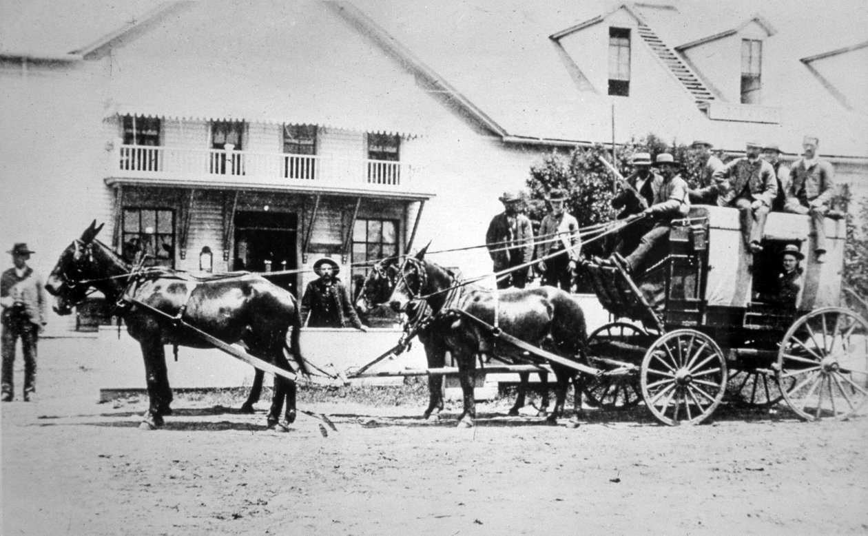 W pełni załadowany dyliżans Starego Zachodu, c.1885 (zdjęcie czarno-białe) autorstwa American Photographer