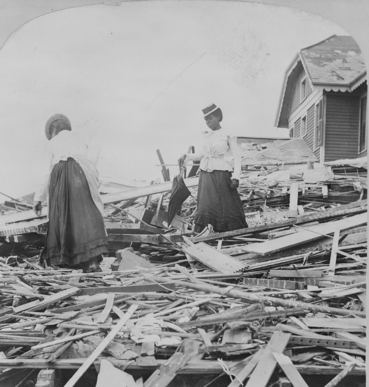 Katastrofa Galveston, próbując dowiedzieć się, gdzie stał ich dom autorstwa American Photographer
