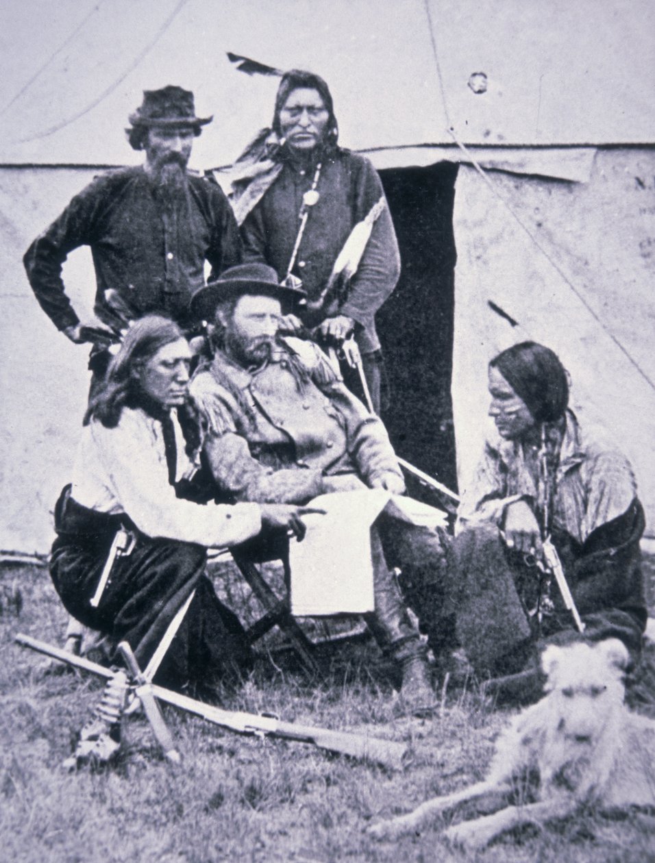 Generał George A. Custer (1839-76) ze swoimi indiańskimi zwiadowcami podczas wyprawy Yellowstone w 1873 r. autorstwa American Photographer