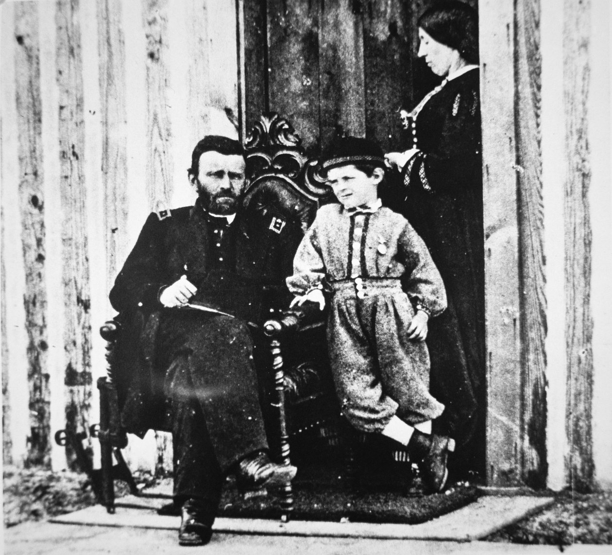 Generał Grant z żoną Julią Dent i synem Frederickiem Dent Grantem w City Point (zdjęcie czarno-białe) autorstwa American Photographer