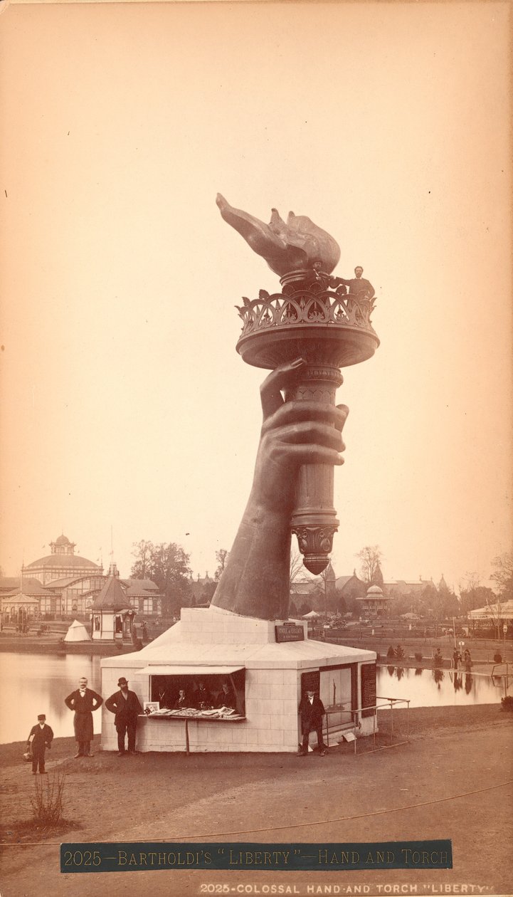 Ręka i pochodnia Statuy Wolności, ok.1876 (druk albumowy) autorstwa American Photographer