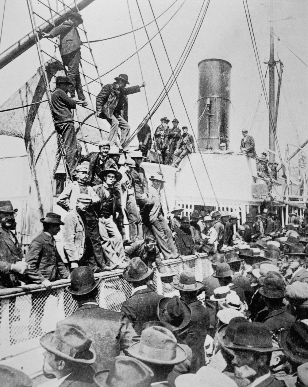 Poszukiwacze nadziei opuszczają Vancouver podczas gorączki złota Klondike (1897-98) 1898 (zdjęcie czarno-białe) autorstwa American Photographer