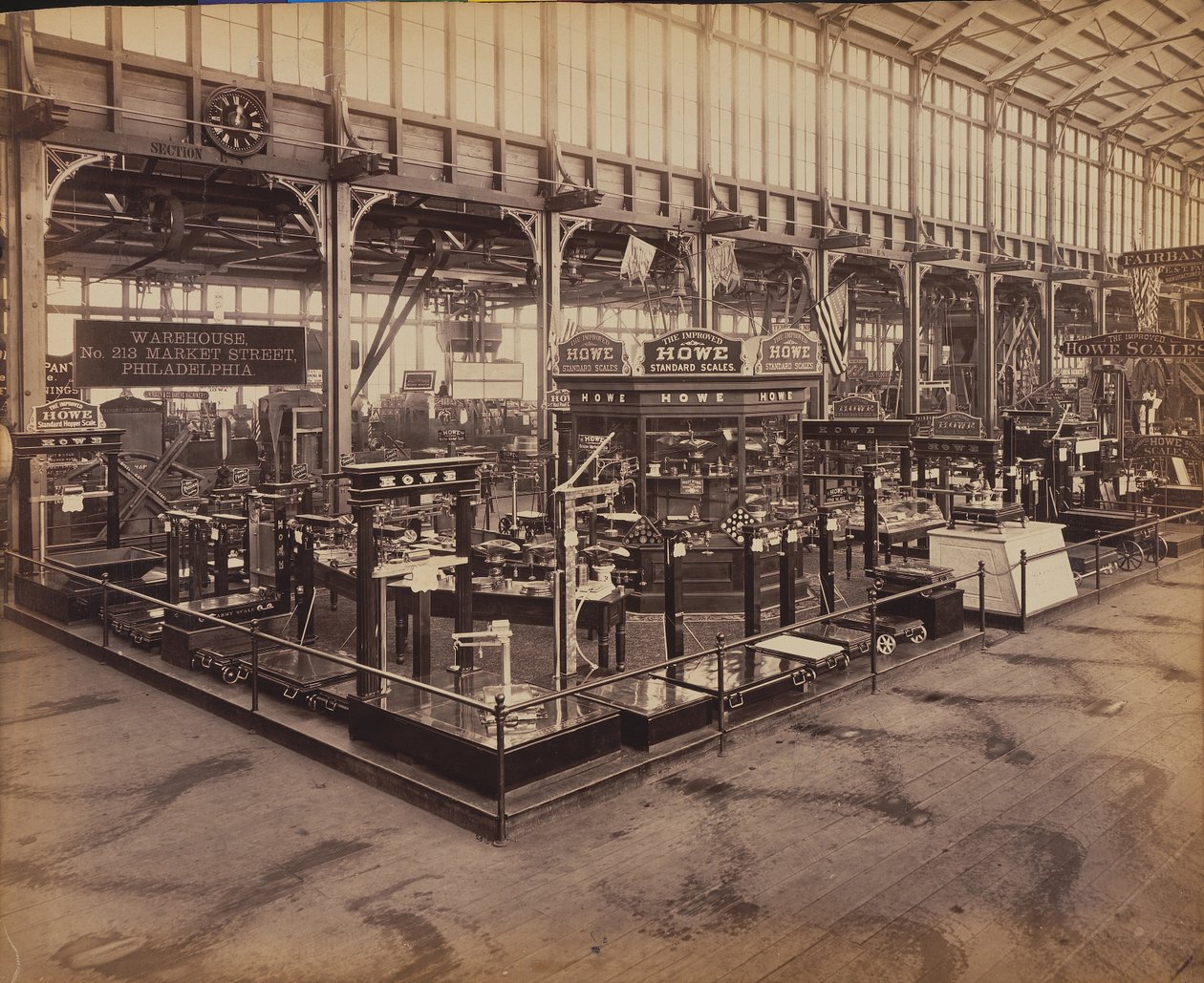 Wystawa Howe Scale Co.s, Machinery Hall, Centennial International Exhibition, Filadelfia, 1876 (odbitka albumowa) autorstwa American Photographer