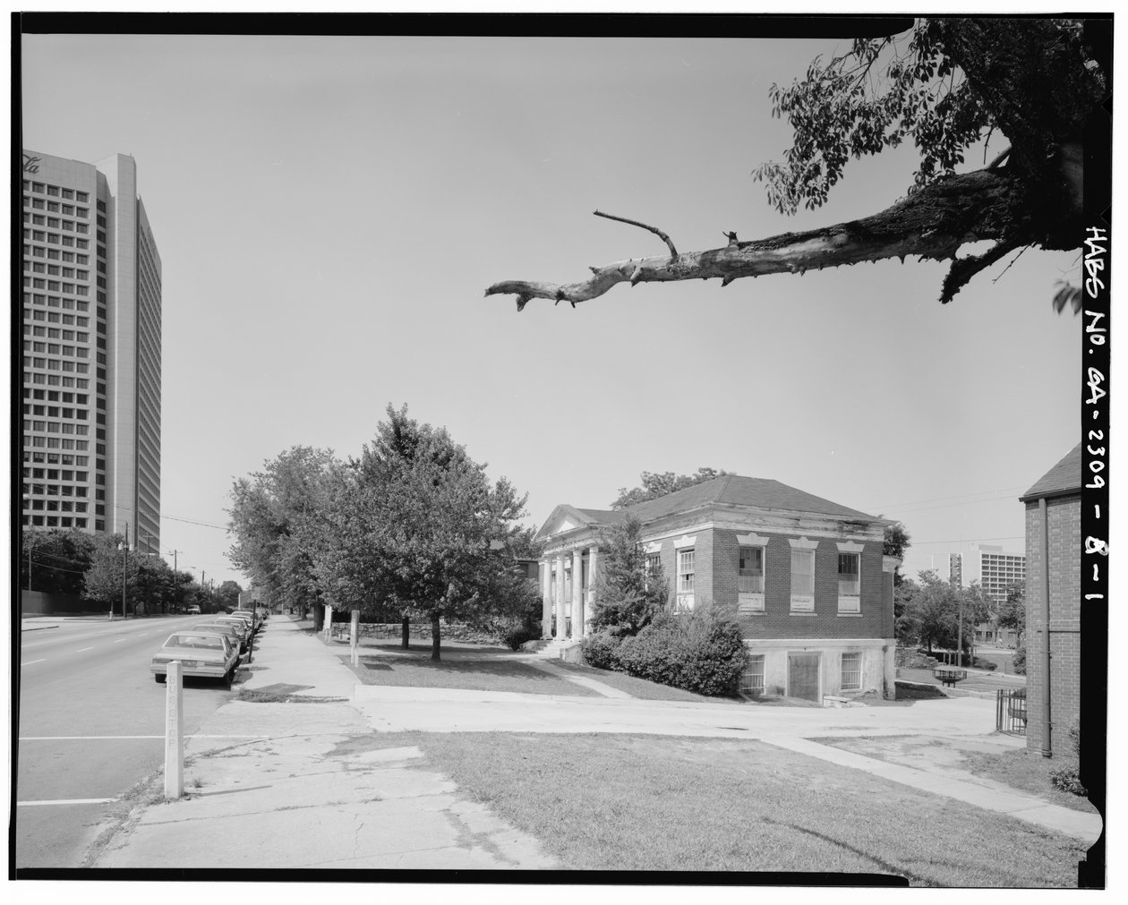 W kontekście od południa na północ, wzdłuż ulicy Łuckiej. - Clark Howell Homes, Anne Wallace Branch Carnegie Library, 538 Luckie Street, Atlanta, Fulton County, GA (zdjęcie czarno-białe) autorstwa American Photographer