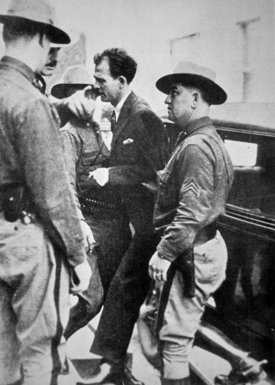 Jack „Legs” Diamond (1896-1931) zabrany do aresztu policyjnego autorstwa American Photographer
