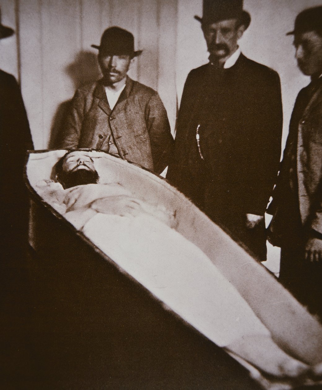 Jesse James w swojej trumnie po zastrzeleniu w 1882 roku (zdjęcie czarno-białe) autorstwa American Photographer