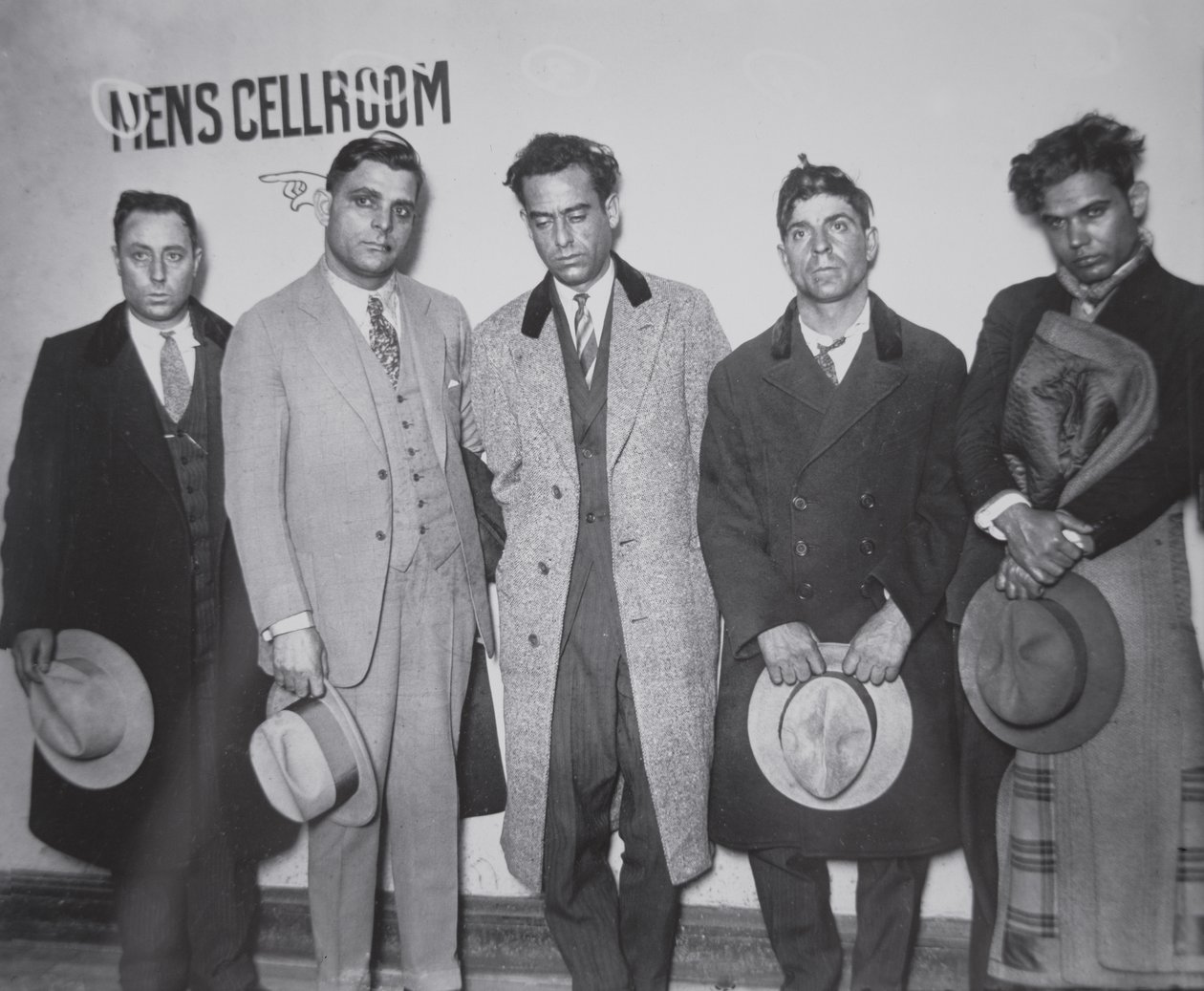 Joe Aiello (1891-1930) ze swoimi poplecznikami w areszcie policyjnym autorstwa American Photographer