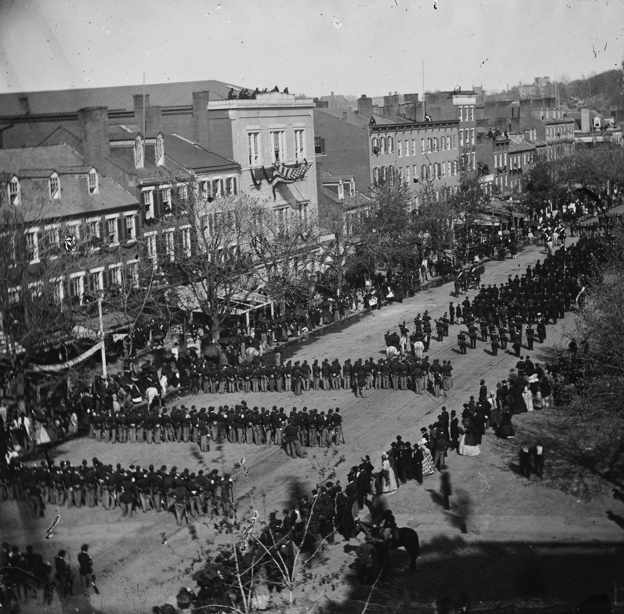 Pogrzeb Lincolna na Pennsylvania Ave., Waszyngton, D.C., 19 kwietnia 1865 r. autorstwa American Photographer