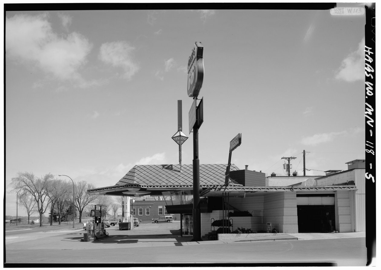 Stacja serwisowa Lindholm Oil Company, Cloquet, Minnesota (zdjęcie czarno-białe) autorstwa American Photographer