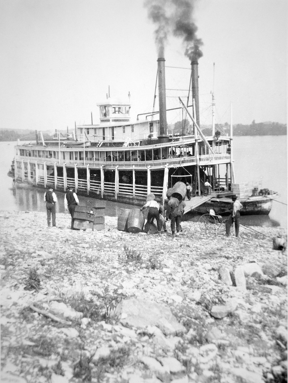 Załadunek rufowca na rzece Ohio, ok. 1900 (zdjęcie czarno-białe) autorstwa American Photographer