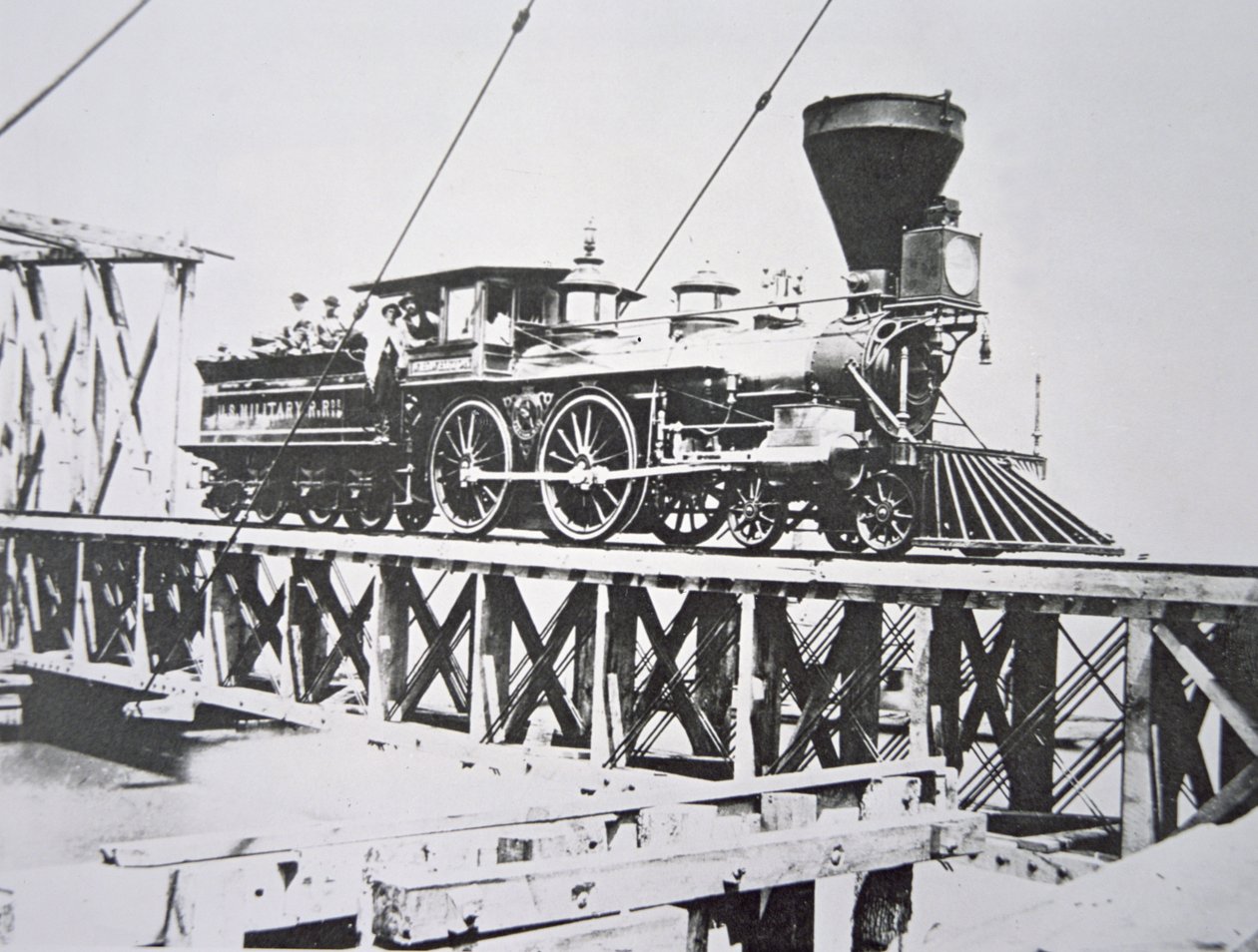 Lokomotywa US Military Railroads (Union Army) przekraczająca estakadę nad rzeką Potomac (zdjęcie czarno-białe) autorstwa American Photographer