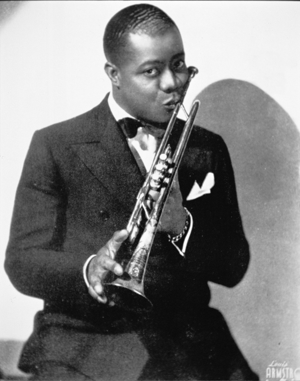 Louis Armstrong (1900-71) ok. 1930 (zdjęcie czarno-białe) autorstwa American Photographer