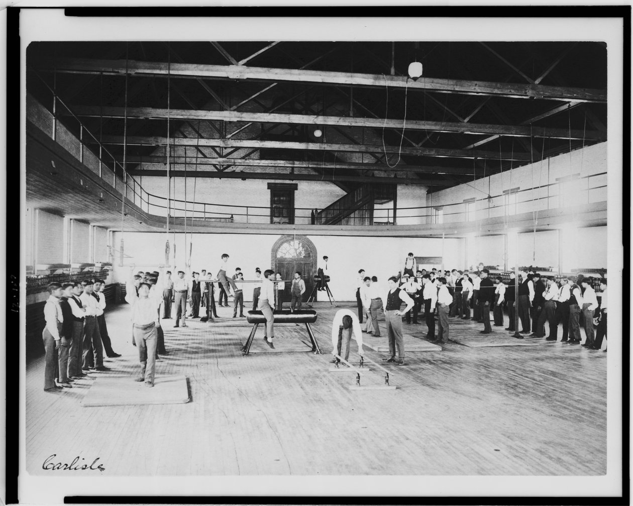Rdzenni Amerykanie płci męskiej na zajęciach wychowania fizycznego, Carlisle Indian School, Pensylwania, ok. 1901-03 (zdjęcie czarno-białe) autorstwa American Photographer