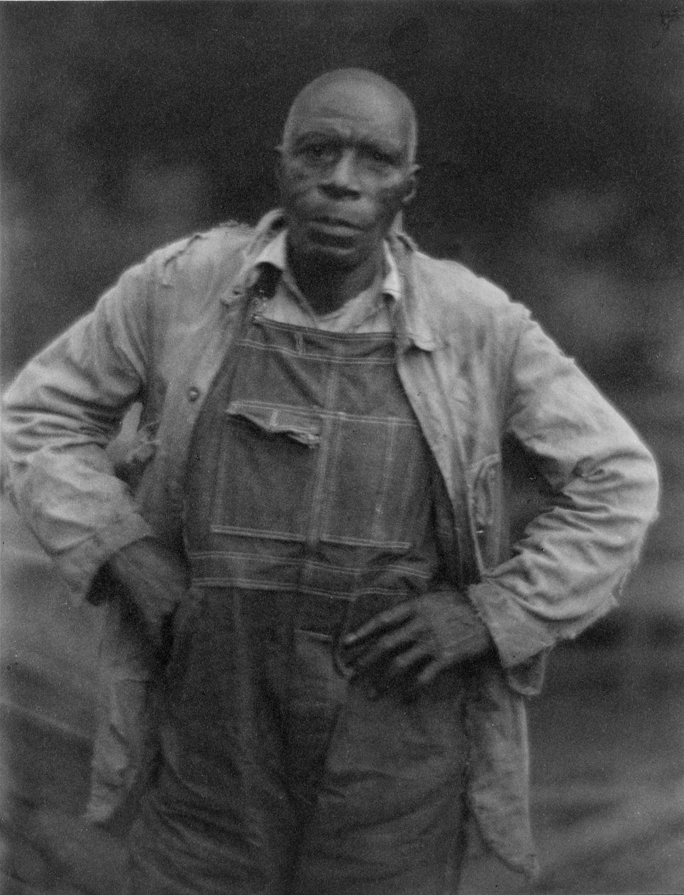 Mężczyzna w kombinezonie autorstwa American Photographer