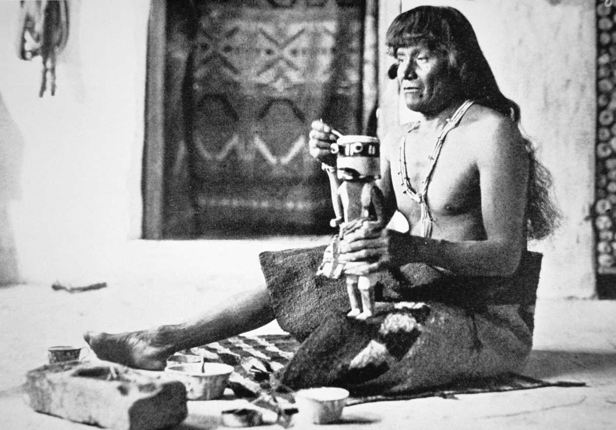 Mężczyzna robiący lalkę Kachina, ok. 1890 (zdjęcie czarno-białe) autorstwa American Photographer
