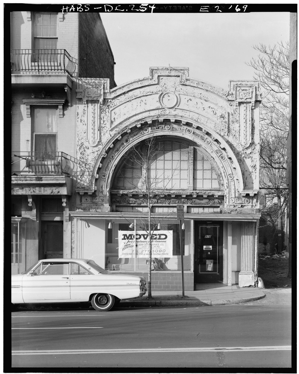 Teatr Mount Vernon, 918 Ninth Street Northwest, Waszyngton, Dystrykt Kolumbii, DC, 30 listopada 1969 (zdjęcie czarno-białe) autorstwa American Photographer