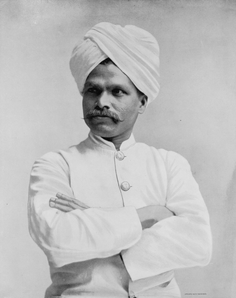 Pan D. Joseph, „Wschodni Indianin” w tradycyjnym stroju cejlońskim, ok. 1893 (zdjęcie czarno-białe) autorstwa American Photographer
