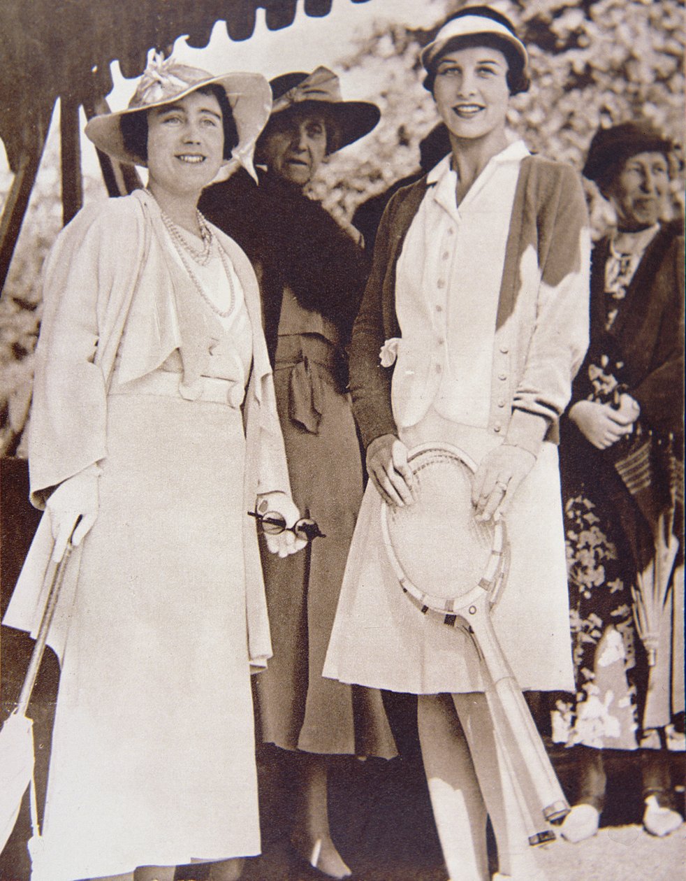 Pani Helen Wills Moody (po prawej), amerykańska mistrzyni tenisa, spotyka się z księżną Yorku w All-England Club na Wimbledonie podczas mistrzostw tenisa ziemnego w 1935 roku (zdjęcie czarno-białe) autorstwa American Photographer