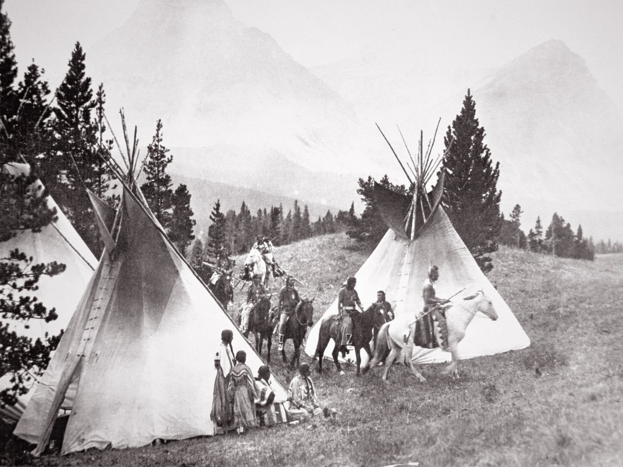 Obóz tipi rdzennych Amerykanów, Montana, ok. 1900 (zdjęcie czarno-białe) autorstwa American Photographer