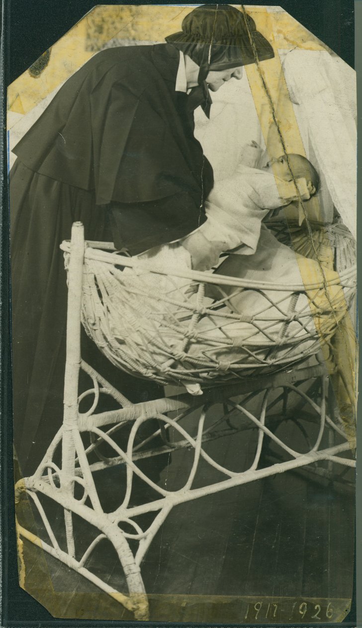 New York Foundling Hospital - siostra Anna Michella z dzieckiem i kołyską autorstwa American Photographer