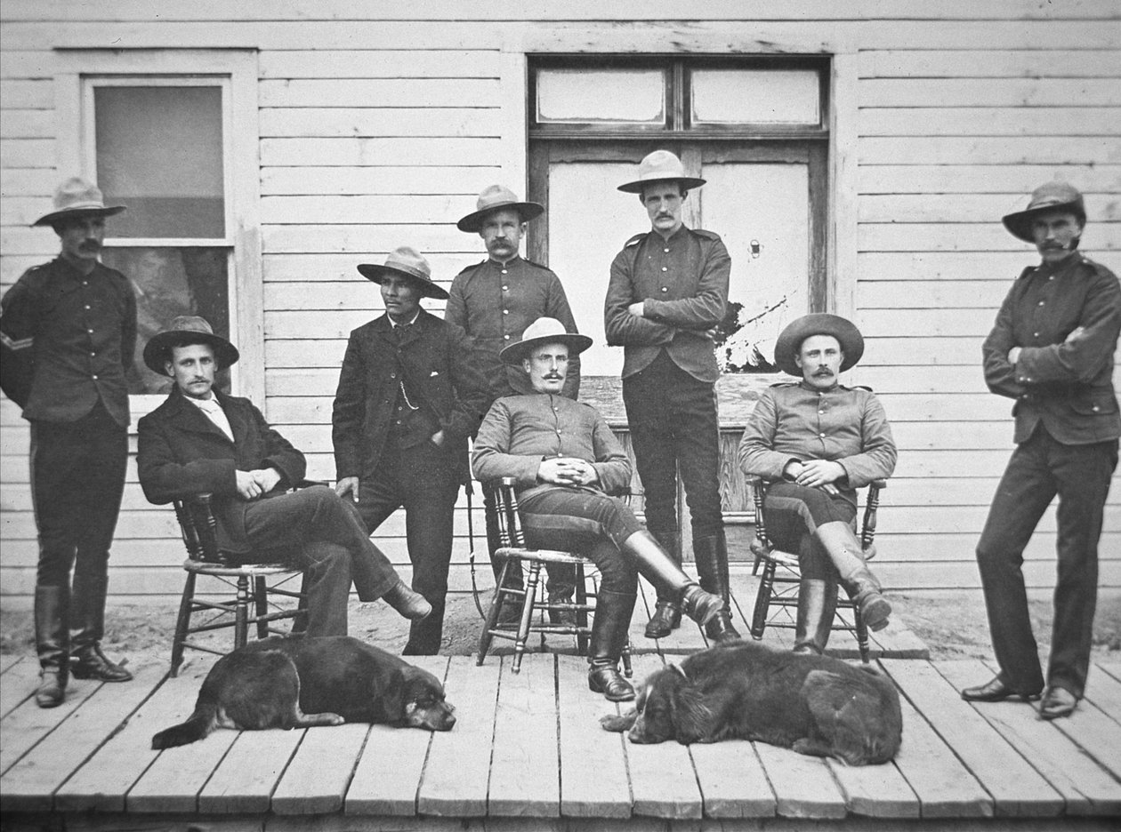 Policja konna północno-zachodnia z siedzibą w Edmonton w celu utrzymania prawa i porządku w pierwszych dniach gorączki złota w Klondike/Yukon autorstwa American Photographer