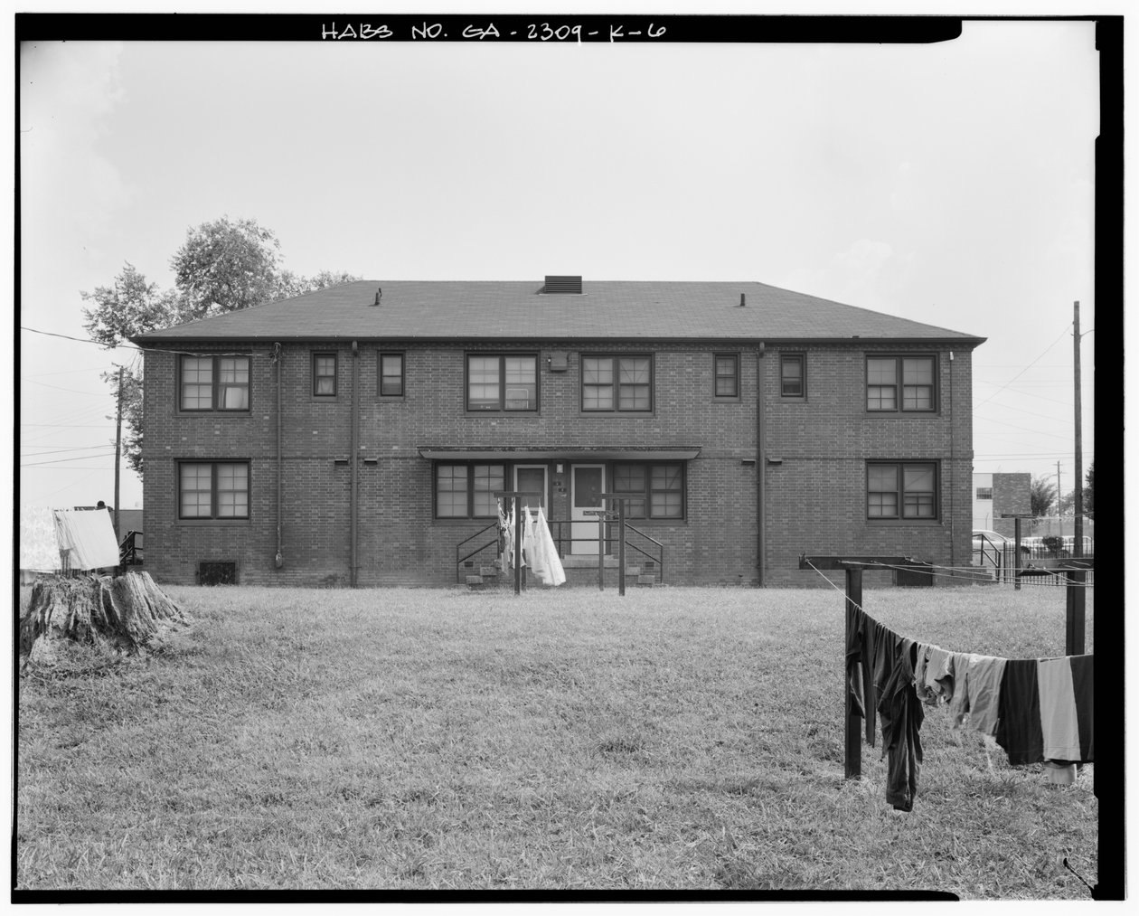 Strona północna - Clark Howell Homes, Building H-1, 253 Mills Street, Atlanta, Fulton County, GA (zdjęcie czarno-białe) autorstwa American Photographer