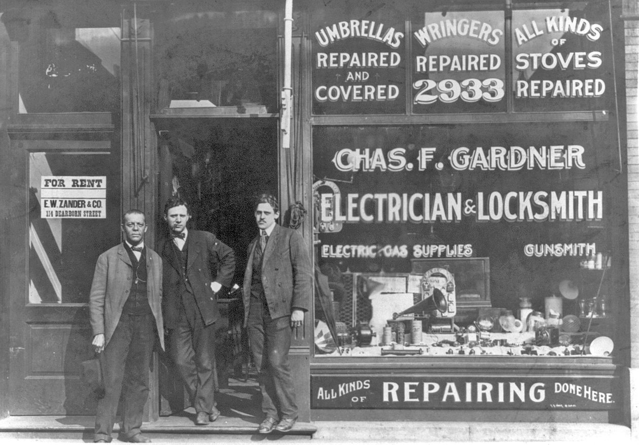 Jedyny tego rodzaju sklep Black w USA, przy 2933 State St., Chicago, Illinois, ok. 1899 r. (czarno-białe zdjęcie) autorstwa American Photographer