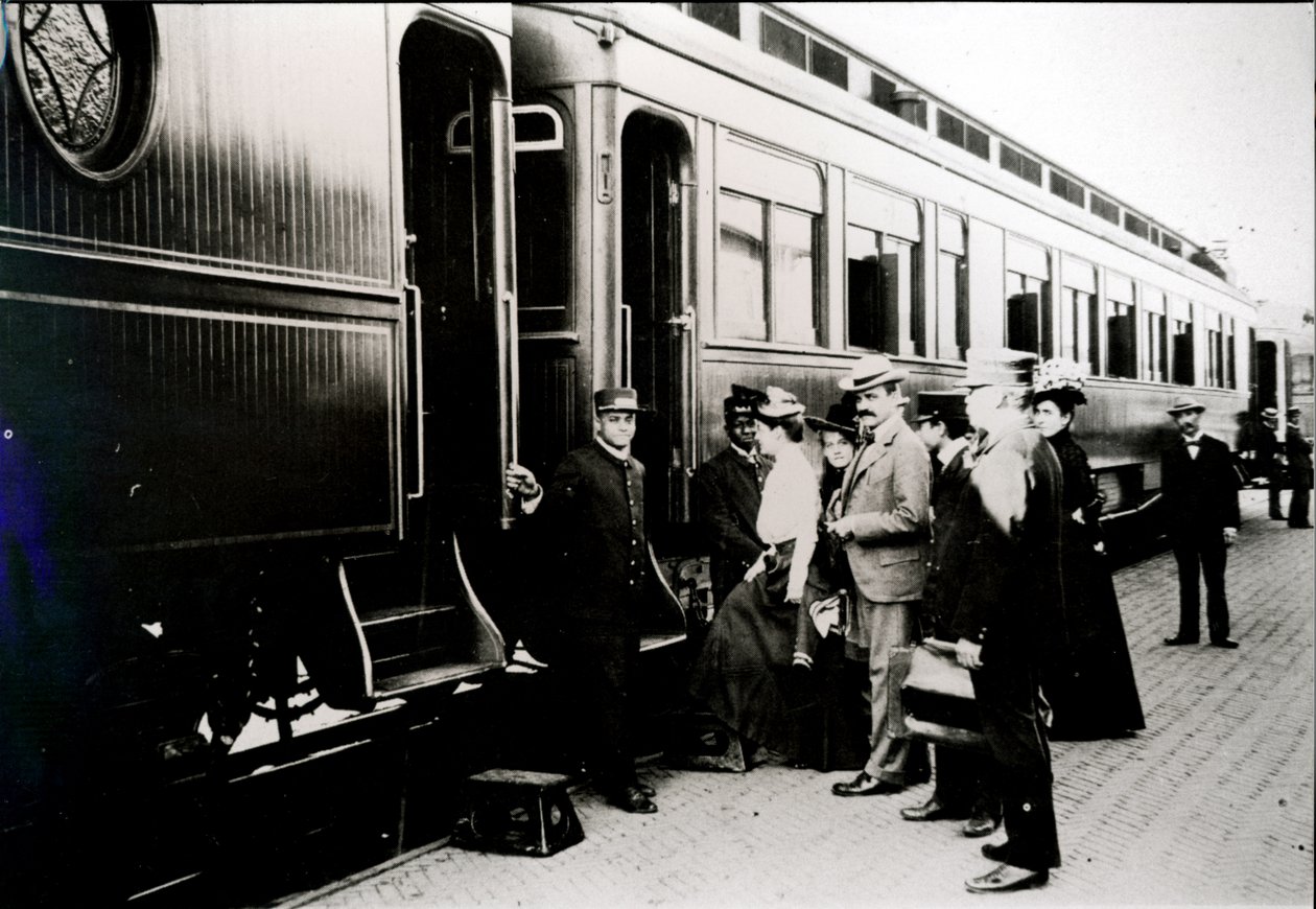 Pasażerowie wsiadający do pierwszej klasy wagonu Pullman linii kolejowej Chicago, Burlington & Quincy w 1910 r. (zdjęcie czarno-białe) autorstwa American Photographer