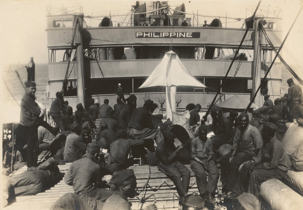 Pionierski Batalion Piechoty na statku wojskowym U.S.S. Filipiny z portu w Brześciu, Francja, 18 lipca 1919 autorstwa American Photographer