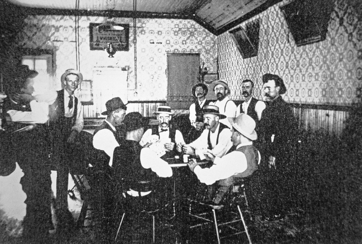 Gra w karty w zachodnim saloonie, ok. 1900 r. (zdjęcie czarno-białe) autorstwa American Photographer