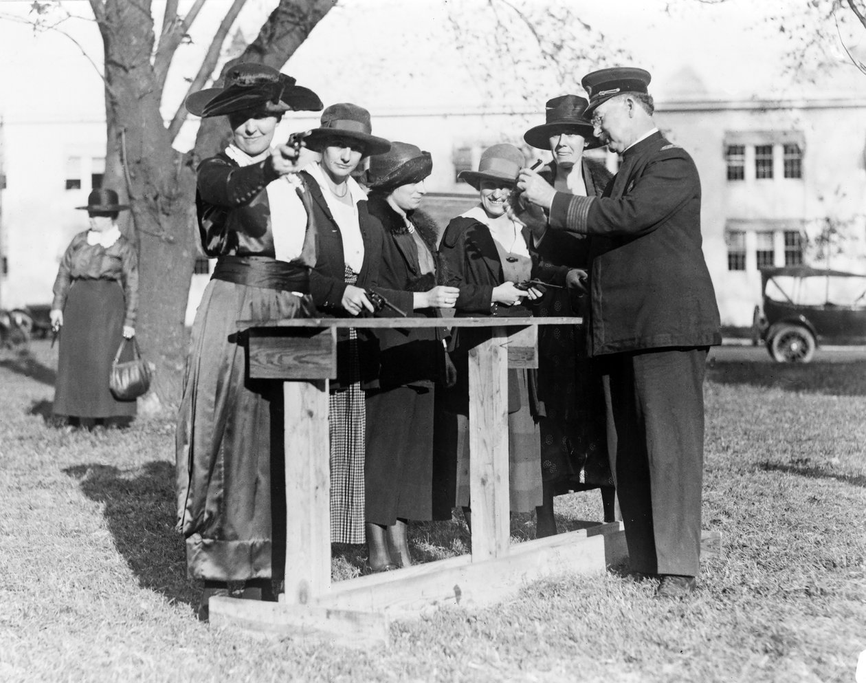 Policjant uczący kobiety strzelać, ok. 1920 r. autorstwa American Photographer