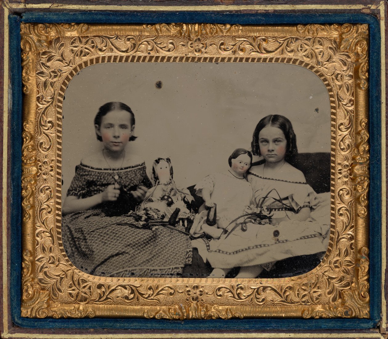 Portret dwóch dziewczynek z lalkami, ok. 1860 (zdjęcie) autorstwa American Photographer