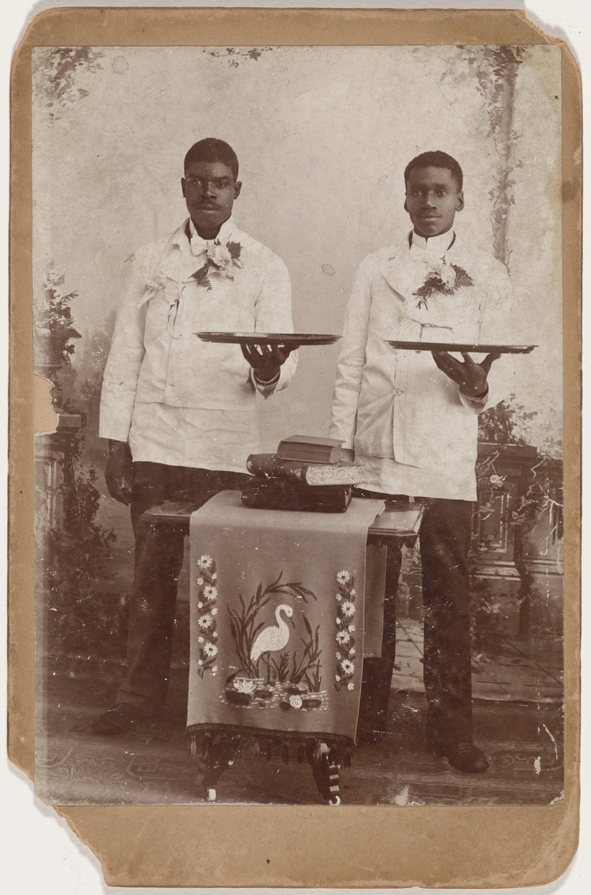 Portret dwóch mężczyzn trzymających tace, ok. 1885 (zdjęcie) autorstwa American Photographer