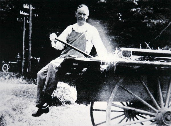 Prezydent Calvin Coolidge (1873-1933) udający farmera podczas wakacji w Vermont (zdjęcie czarno-białe) autorstwa American Photographer