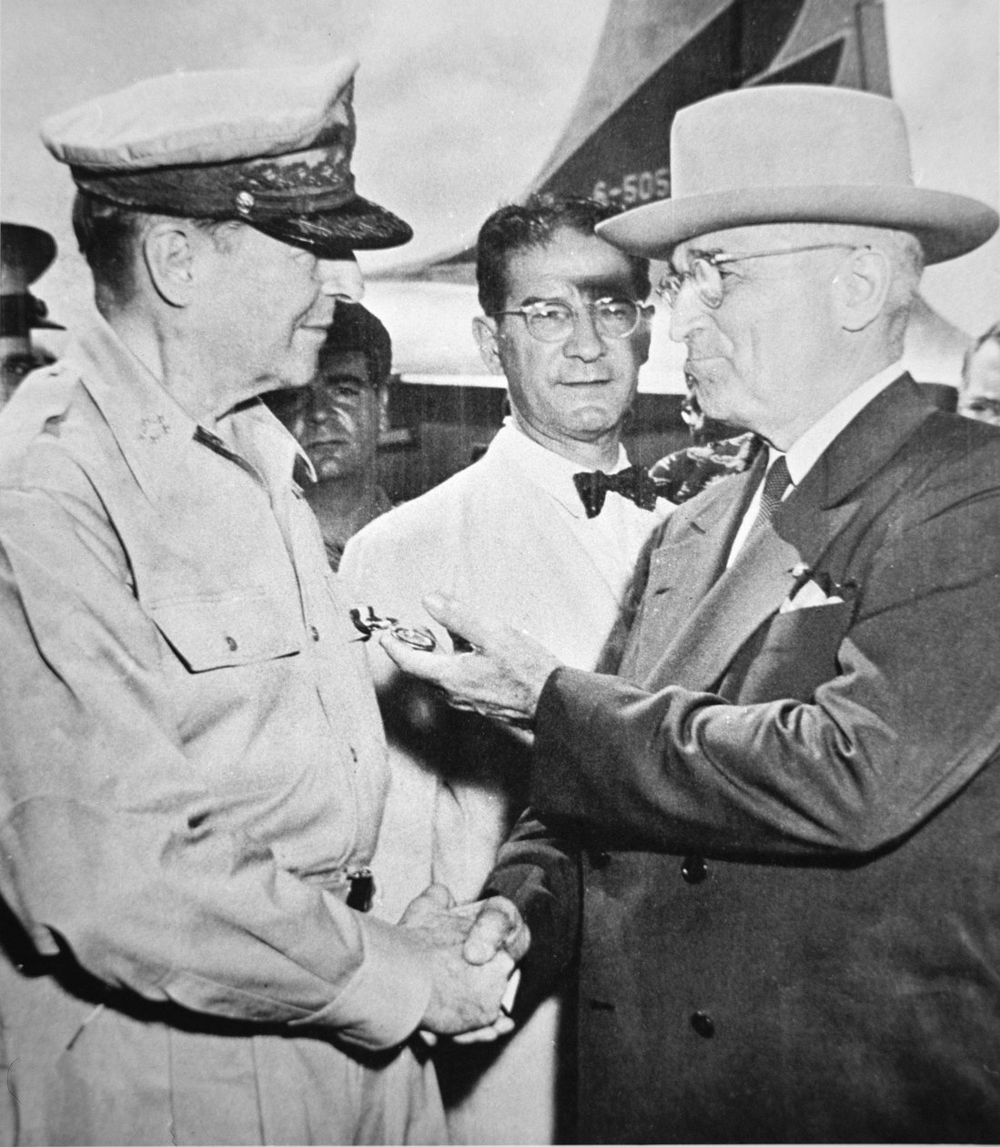 Prezydent Harry S. Truman (1884-1972) spotykający się z generałem Douglasem MacArthurem (1880-1964), naczelnym dowódcą ONZ, na wyspie Wake podczas wojny koreańskiej, październik 1950 (zdjęcie czarno-białe) autorstwa American Photographer