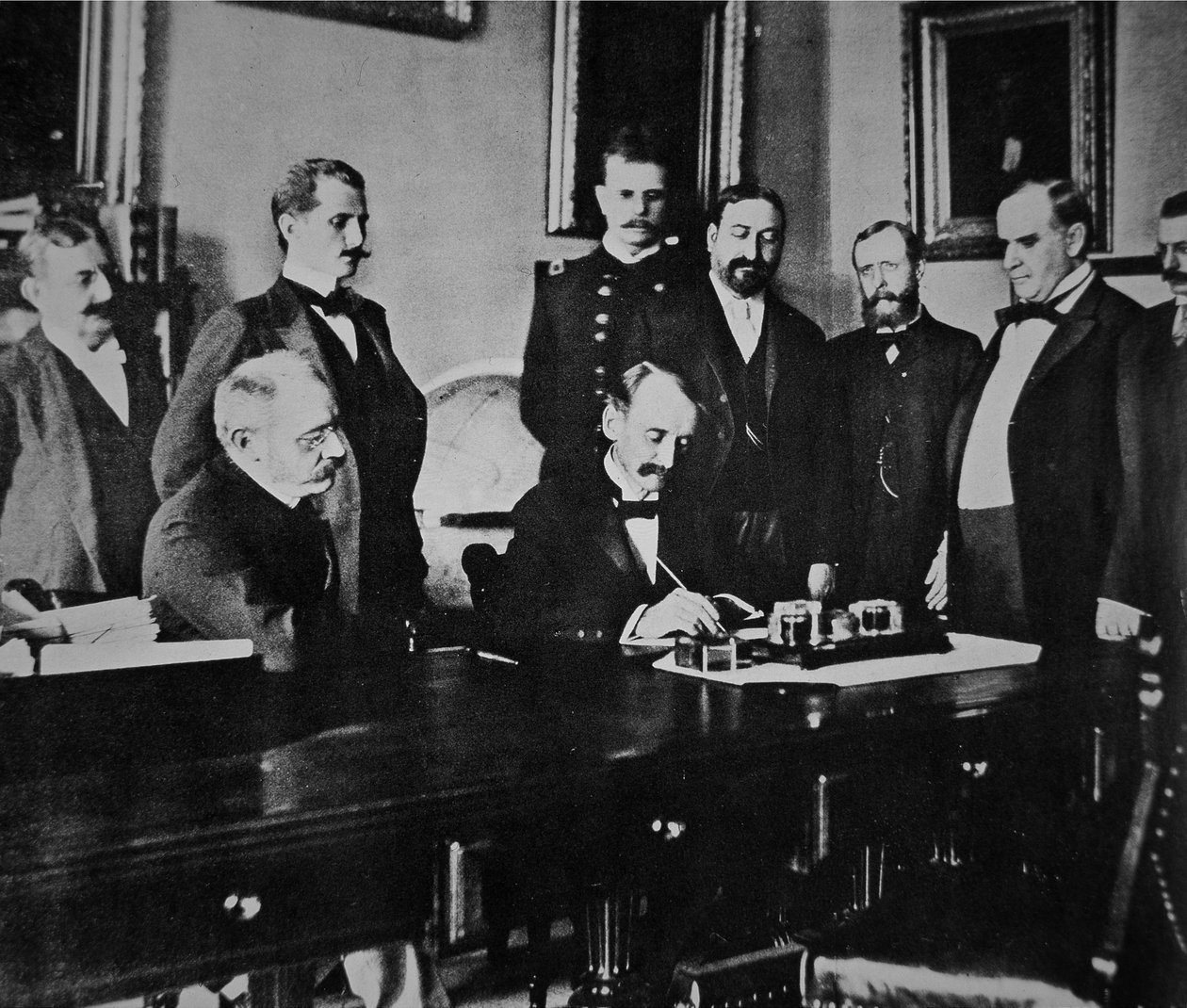 Prezydent William Mckinley (1843-1901) jest świadkiem podpisania protokołu pokojowego kończącego wojnę z Hiszpanią autorstwa American Photographer