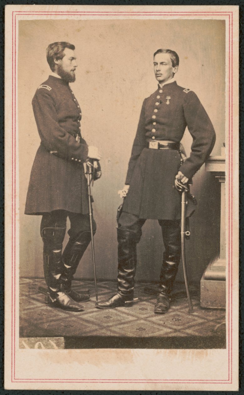 Książę Philippe z Orleanu, hrabia Paryża i jego brat, książę Robert z Orleanu, książę Chartres, w mundurach Unii z mieczami, ok. 1861-62 (zdjęcie czarno-białe) autorstwa American Photographer