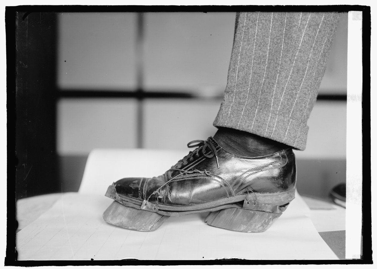 Prohibition Unit (Cow Shoes), 28 czerwca 1924 (zdjęcie czarno-białe) autorstwa American Photographer
