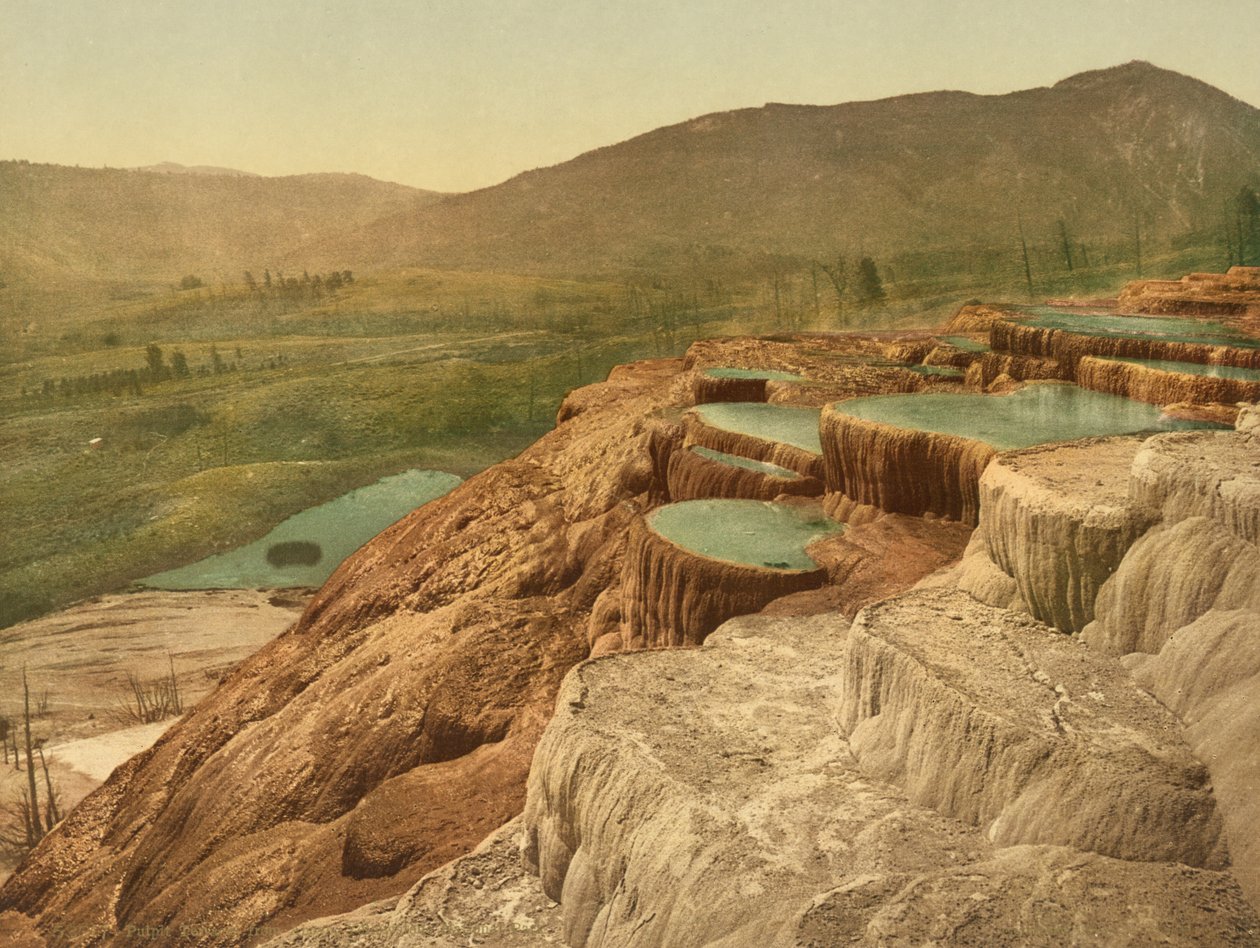 Tarasy ambony od góry, Park Narodowy Yellowstone, ok. 1898 (fotochrom) autorstwa American Photographer