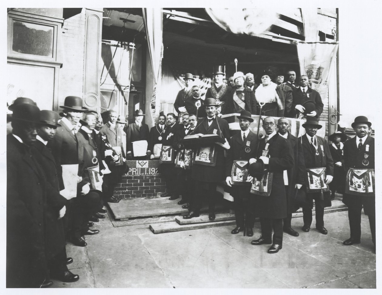 Schomburg wśród masonów i Odd Fellows przy wmurowaniu kamienia węgielnego pod świątynię jońską autorstwa American Photographer