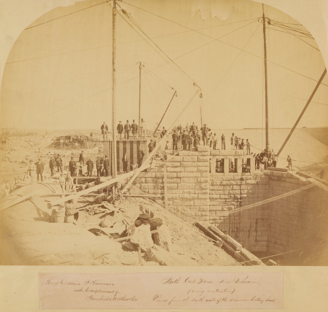 South Gate House of the New Reservoir, Central Park, w trakcie budowy (druk albumowy) autorstwa American Photographer