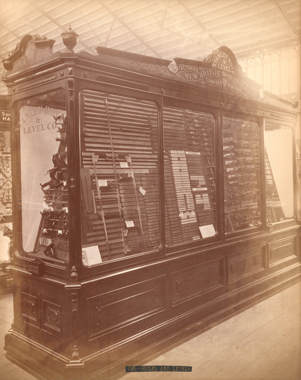Wystawa Stanley Rule and Level Co.s, Centennial International Exhibition, Filadelfia, 1876 (druk albumowy) autorstwa American Photographer