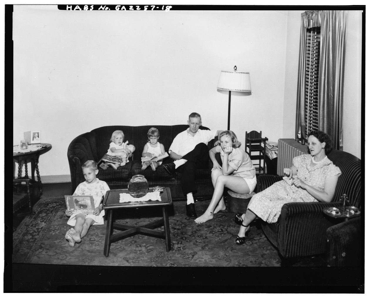 Techwood Homes (mieszkanie publiczne), ograniczone North Avenue, Parker Street, William Street i Lovejoy Street, Atlanta, Fulton County, GA, c.1940 (zdjęcie czarno-białe) autorstwa American Photographer